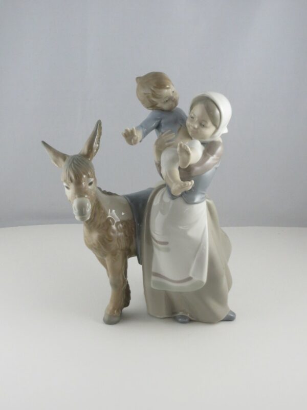 Lladro "The Walk"