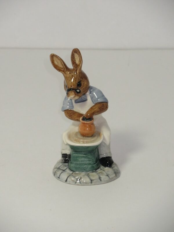 DB131 Master Potter Bunnykins