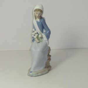 Lladro Girl with Lillies (sitting)