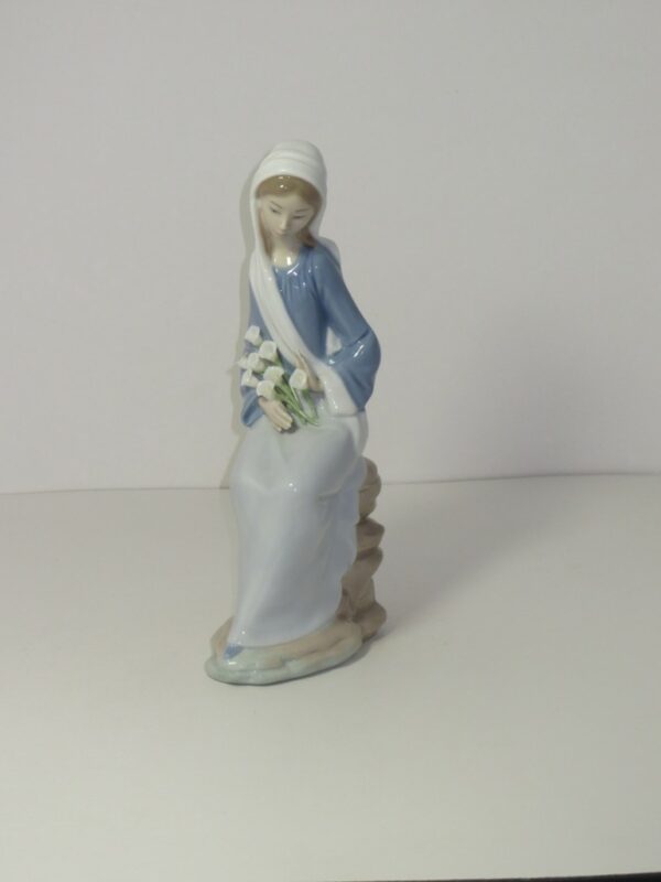 Lladro Girl with Lillies (sitting)