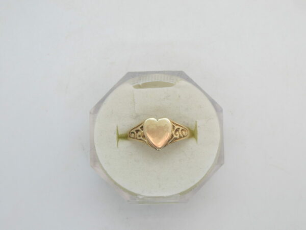 #3193 9CT YELLOW GOLD HEART SIGNET RING