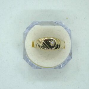 #3656 9ct Yellow Gold Diamond Signet Ring