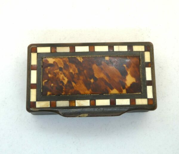 #3722 Antique Georgian Carved Horn Snuff Box - Image 2