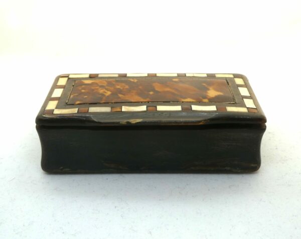 #3722 Antique Georgian Carved Horn Snuff Box
