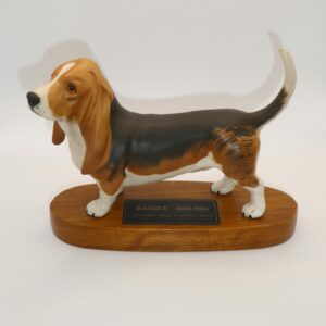 #3942 Beswick Basset Hound "Fochno Trinket" on wooden base