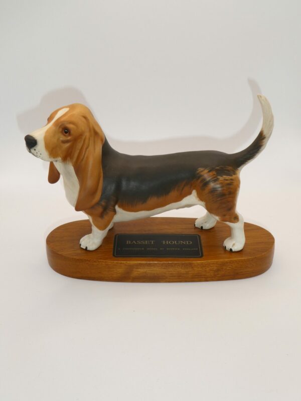#3942 Beswick Basset Hound "Fochno Trinket" on wooden base