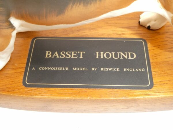 #3942 Beswick Basset Hound "Fochno Trinket" on wooden base - Image 2