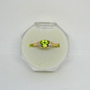 #3943 9ct Yellow Gold Peridot & Diamond Ring