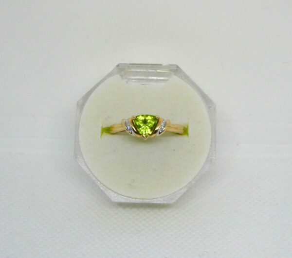 #3943 9ct Yellow Gold Peridot & Diamond Ring