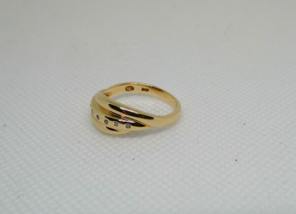 #3996 9ct Yellow Gold Diamond Ring - Image 3